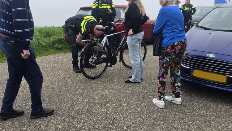 Fietser gewond na botsing met auto op Kerkbuurt
