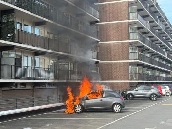 Vlammen slaan uit auto op parkeerdek Sterrenburg