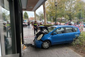 Auto knalt hard tegen gevel apotheek op Admiraalsplein