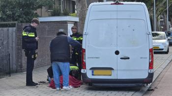 Man bekneld onder bedrijfsbus tijdens wisselen van wiel