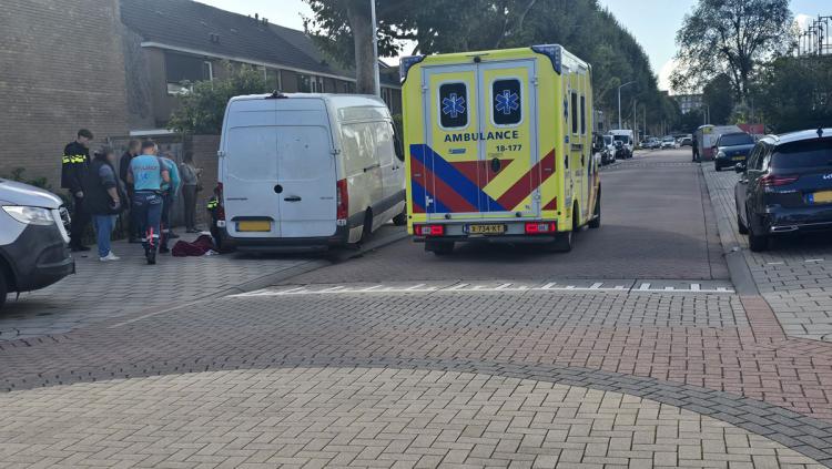 Man bekneld onder bedrijfsbus tijdens wisselen van wiel