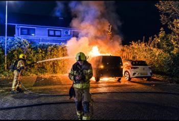 Bedrijfsbus gaat in vlammen op aan de Reeweg-Zui