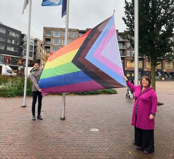 Gemeente Papendrecht hijst regenboogvlag voor Coming-out Day