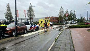 Fietser lichtgewond na botsing met auto op Nieuwland Parc