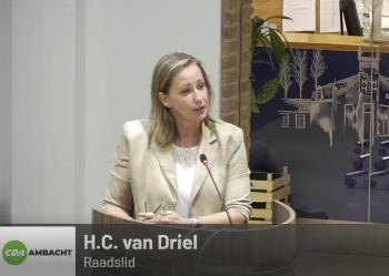 Corine van Driel: "Politiek begint voor mij op straat, niet in het gemeentehuis.” Portret van een CDA-politicus met humor en een gulle glimlach
