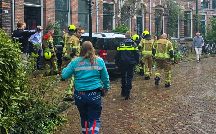Auto botst tegen woning en neemt geparkeerde fietsen mee