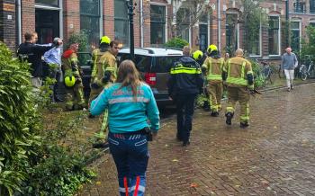 Auto botst tegen woning en neemt geparkeerde fietsen mee