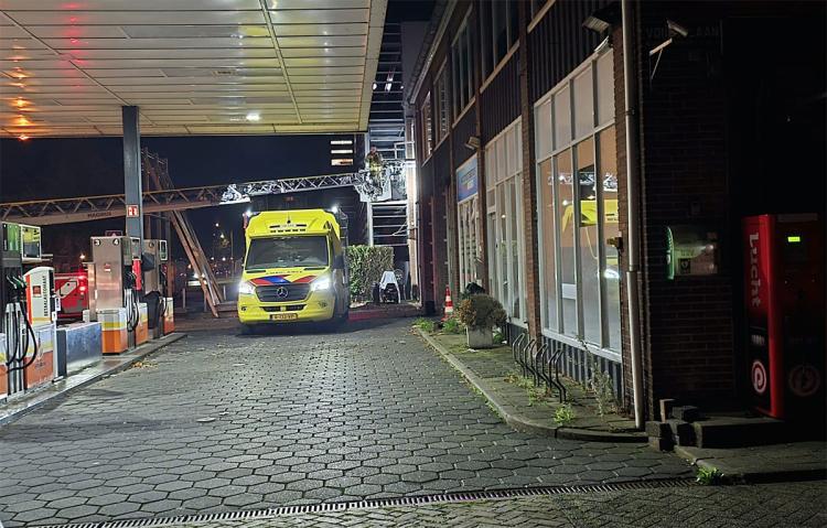 Brandweer helpt patiënt via afhijsing naar ambulance aan de Veerweg