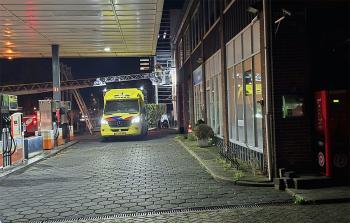 Brandweer helpt patiënt via afhijsing naar ambulance aan de Veerweg