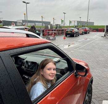 Hannah (9) speurt tijdens E-waste Race naar oude mobieltjes en walkmans: 'Ik ben heel fanatiek!'