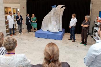 Kunstwerk van ziekenhuisafval onthuld in Albert Schweitzer ziekenhuis