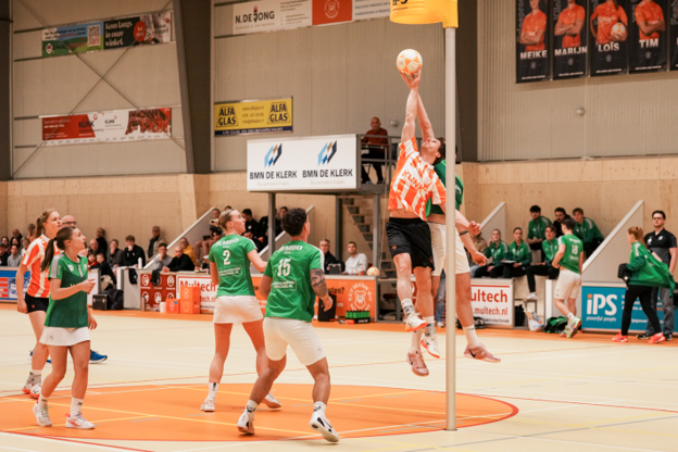Topkorfbal in Dordrecht: ckv Oranje Wit viert 100-jarig bestaan met jubileumtoernooi