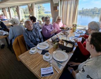 De Wielewaal viert 40-jarig bestaan met boottocht door Biesbosch