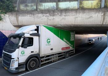 Vrachtwagen komt vast te zitten in Blauwe tunnel aan Dubbeldamseweg Zuid