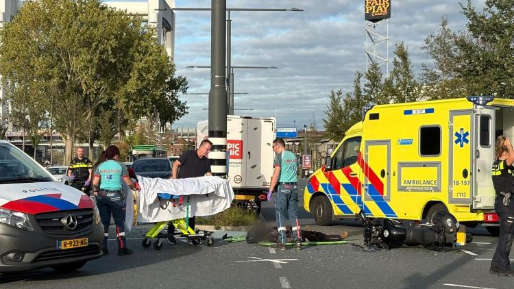 Motorrijder gewond na aanrijding met bezorgwagen Picnic op Laan der Verenigde Naties