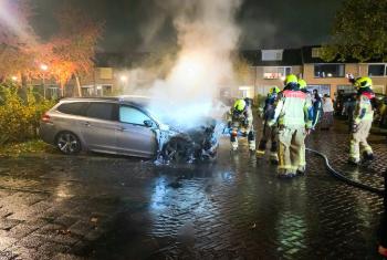 Auto verwoest door brand in de Regenboogstraat