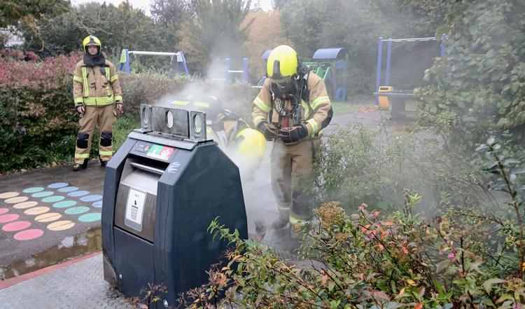 Twee jongens ontdekken rokende ondergrondse container aan Alewijnsweer