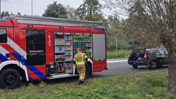 Auto in brand aan de Parallelweg