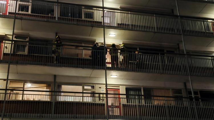 Brandweer forceert toegang tot woning na waterlekkage in Sterflat