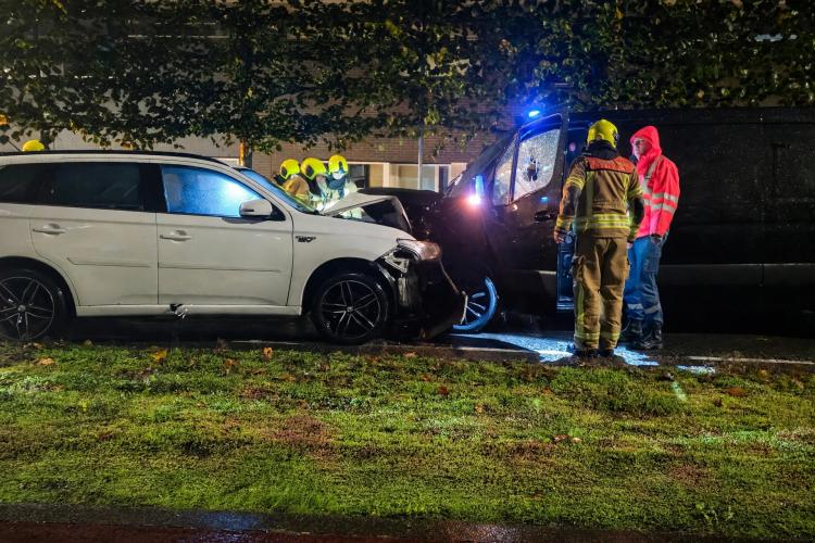 Frontale botsing tussen auto en bedrijfsbus op Noordendijk