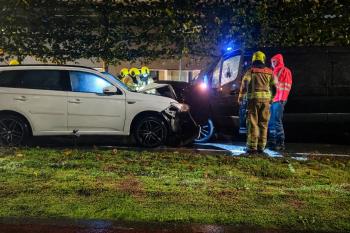 Frontale botsing tussen auto en bedrijfsbus op Noordendijk