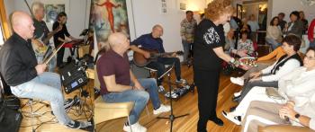 Verrassend huiskamerconcert bij Annemiek en Cees van der Meer