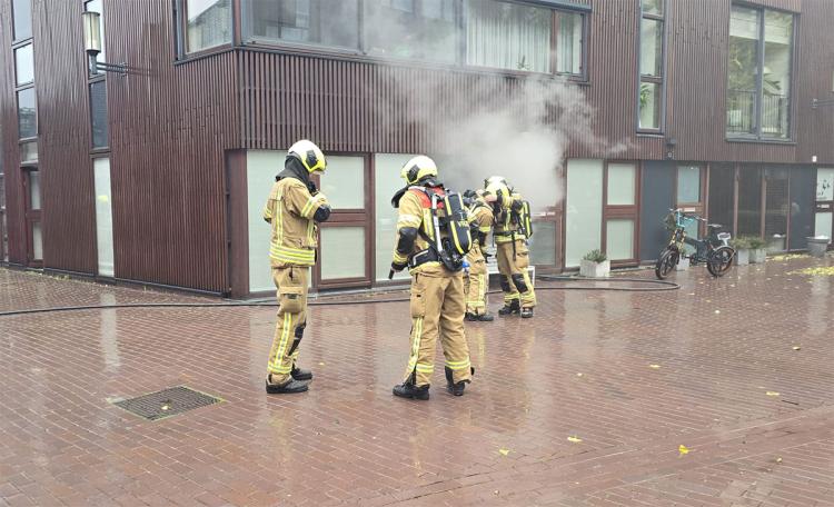 Woningbrand aan de Kokardebloem, brandweer schaalt snel op