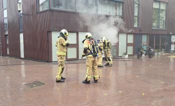 Woningbrand aan de Kokardebloem, brandweer schaalt snel op