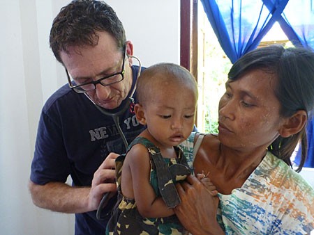 Rotary Zwijndrecht steunt partnerziekenhuis van Albert Schweitzer ziekenhuis in Birma met gulle gift