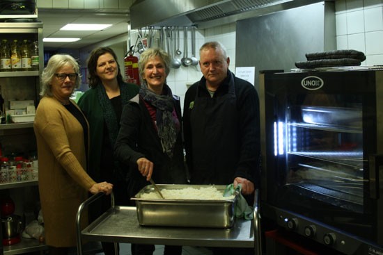 Kringloop Habbekrats schenkt € 3.000 aan inloophuis voor aanschaf van oven