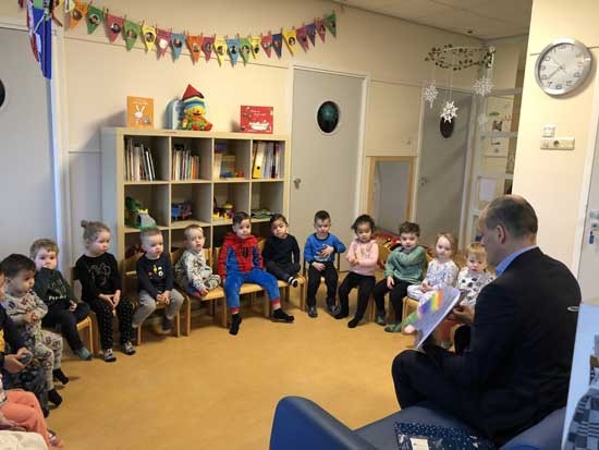 Wethouder Rik van der Linden leest voor bij SDK kinderopvang tijdens het Nationale Voorleesontbijt.