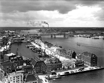 Album afbeelding 1: 1950 - Blik op de Bomkade en daarachter de oude spoorbrug naar Zwijndrecht.