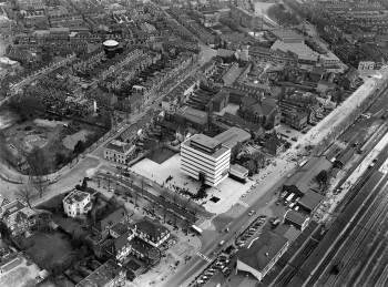 Album afbeelding 4: 1962 - Het Tomadohuis was in 1962 een hypermodern kantoorgebouw (Van der Togt Massa-artikelen Dordrecht). Rechts de Sint-Antoniuskerk. Ook een groot deel van De Singel is zichtbaar.