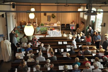 Album afbeelding 3: Communie wordt voor de laatste keer uitgereikt.