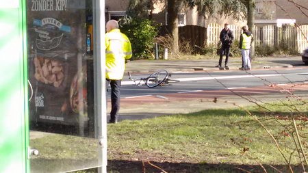 Stadsbus rijdt fiets aan op rotonde Dubbeldamseweg-Noord