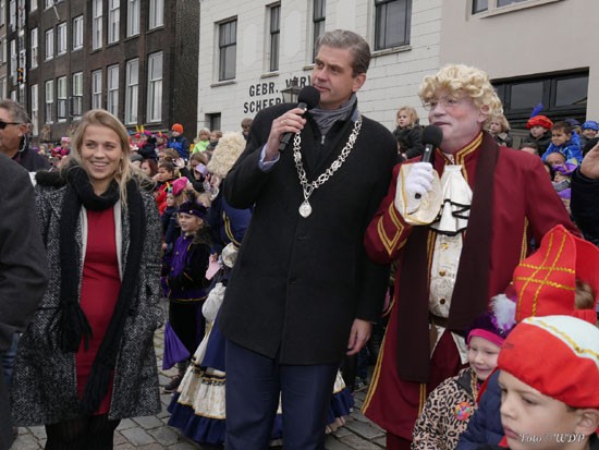 Burgemeester Wouter Kolff haalt met zijn echtgenote de Sint binnen