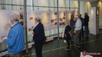 Album afbeelding 13: Een blik op de info in de hal