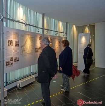 Album afbeelding 15: Een kijk op de infoborden