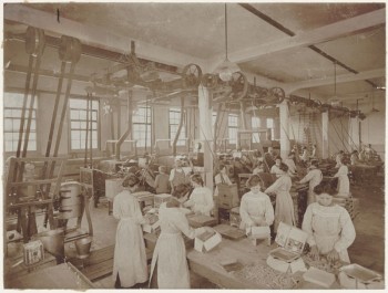 Album afbeelding 2: Productiehal van de Victoria-fabriek in Dordrecht, voor koekjes en chocolade. 1915-1924. Foto Regionaal Archief Dordrecht.