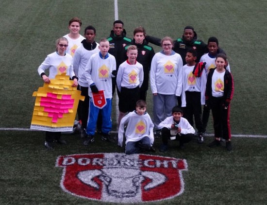 Kinderen uit de opvang kregen een voetbalclinic van selectiespelers FC Dordrecht