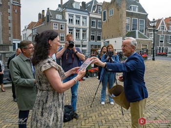 Album afbeelding 9: Raadsleden Kitty Kruger en David Schalcken krijgen voor hun directe betrokkenheid ook het jaarboek van Oud-Dordrecht