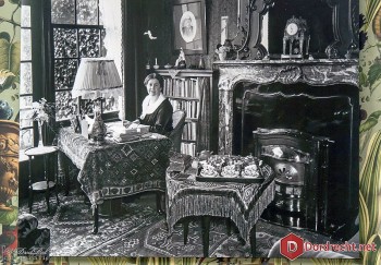 Album afbeelding 2: De stijlkamer toen met Top achter haar bureau