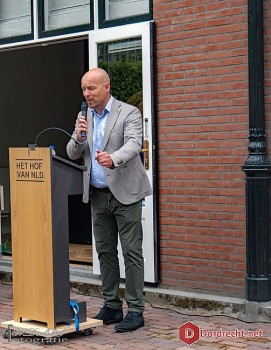 Album afbeelding 4: Pieter van Loon heet de belangstellenden welkom