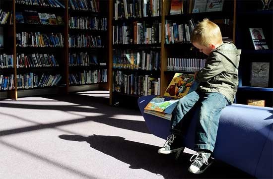 Haal de bieb in huis met onder andere de haal- en bezorgservice van de Bibliotheek AanZet 