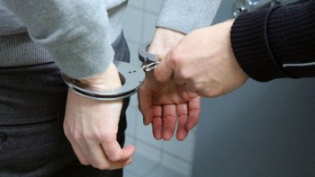 Papendrechter (46) rijdt in op politieauto’s: agent gewond, verdachte aangehouden
