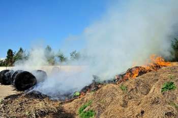 Flinke brand in afvalberg langs de Burgemeester Keijzerweg