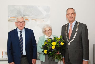 Burgemeester feliciteert echtparen met huwelijksjubileum