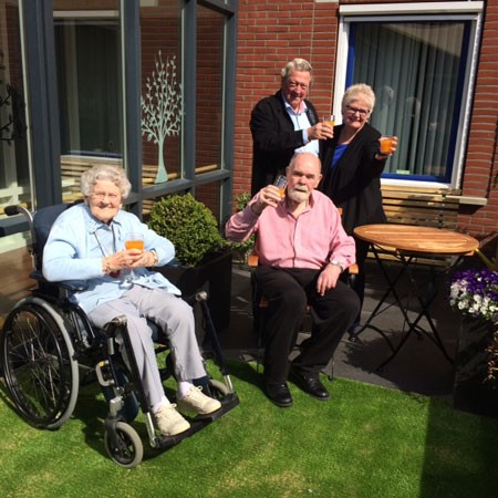 Zomers terras voor bewoners zorgcentrum De Waalburcht in gebruik genomen