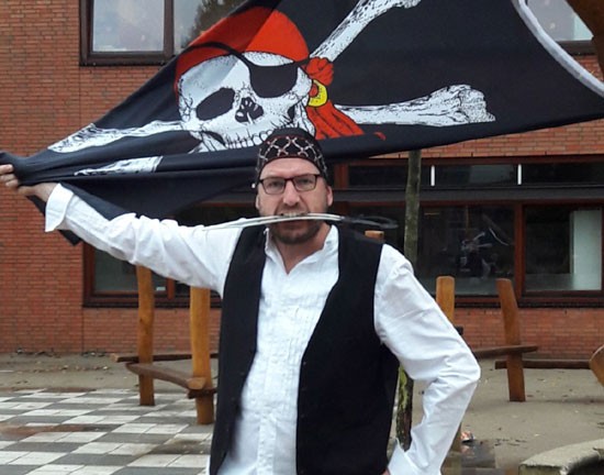 OBS De Viermaster hijst op Stakingsdag de Piratenvlag