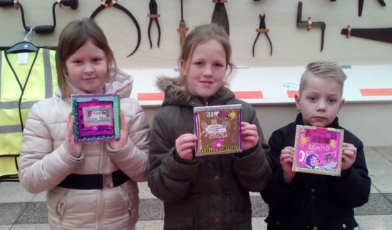 Kinderen maken wenstegels in de kinderbouwplaats op de Westpolder